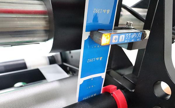 分頁平面貼標(biāo)機(jī),平面貼標(biāo)機(jī)設(shè)備,全自動(dòng)貼標(biāo)機(jī)